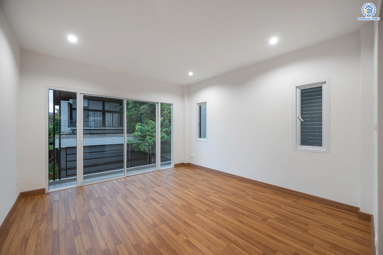 บ้านมือสองตกแต่งใหม่ โครงการ บุษราคัมรีเจนท์ ปิ่นเกล้า-บรมราชชนนี เนื้อที่ 54.20 ตร.ว. ฟังก์ชัน 3 ห้องนอน 3 ห้องน้ำ จอดรถได้ 2 คัน สภาพแวดล้อมดี เดินทางเข้าสู่เมืองได้สะดวกเชื่อมต่อ ถนนพุทธมณฑล สาย 2, ถนนบรมราชชนนี, ถนนกาญจนาภิเษก, ถนนศาลาธรรมสพน์ ใกล้เซ็นทรัลปิ่นเกล้า และ จุดขึ้นทางด่วน "ศรีรัช"...